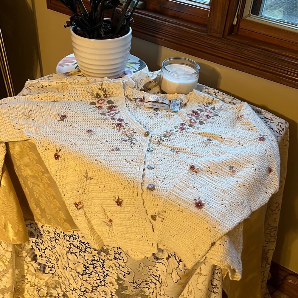 Sweater with floral pattern